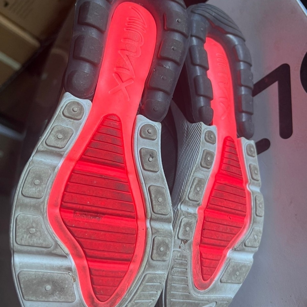 Size 9 mens - Picture 6 of 6